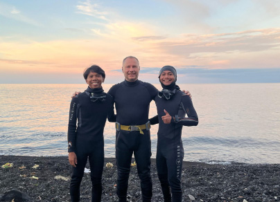 2025 Divemaster Interns with Guest