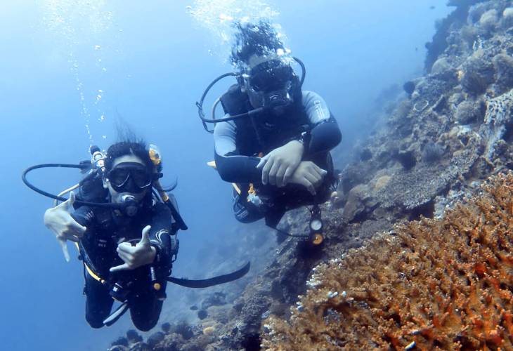 Annisa-and-Nanda-Underwater